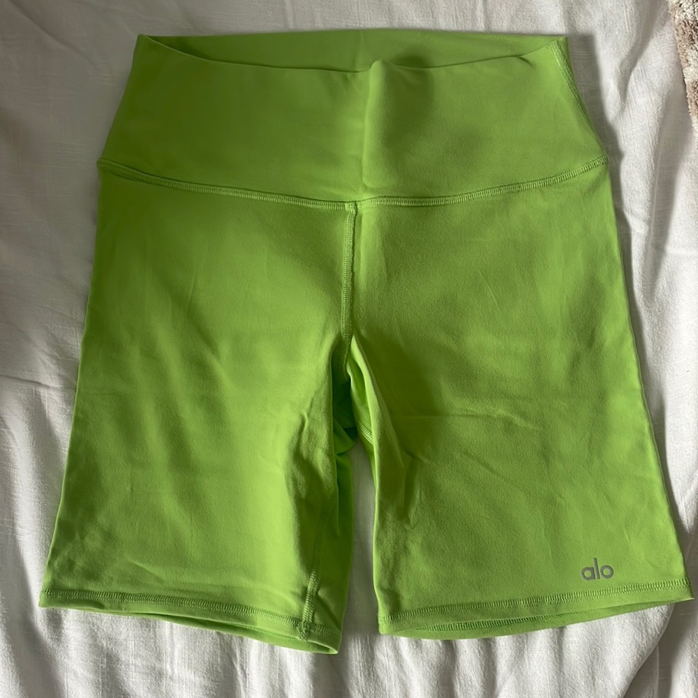 Alo yoga biker shorts in green